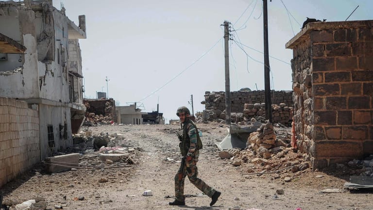 Ein Soldat der syrischen Regierungstruppen im zerstörten Ort Kiheel: Der andauernde Bürgerkrieg in Syrien wird beim Nato-Gipfel wohl keiner Rolle spielen, befürchtet Ischinger.