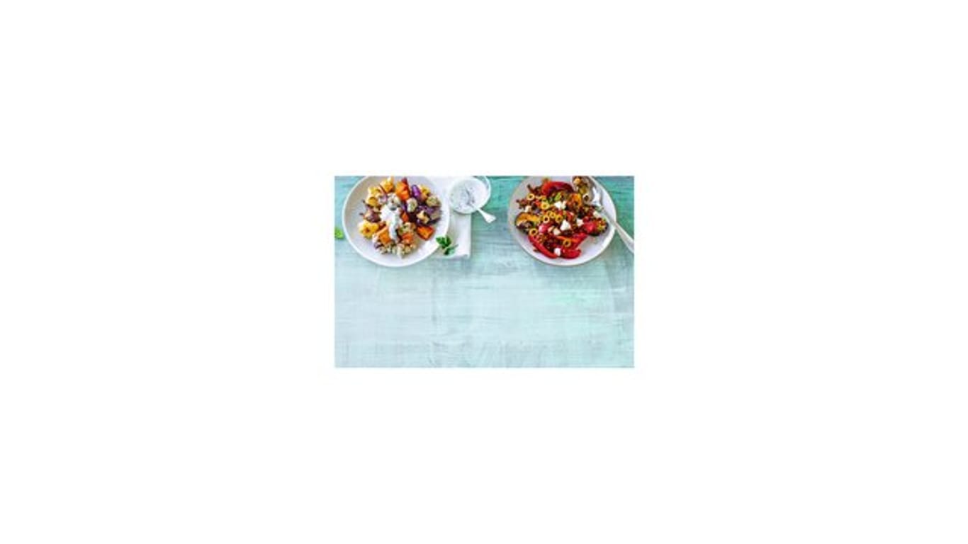 Diese beiden Salate (links: Orientsalat aus dem Ofen, rechts: Mittelmeersalat mit Linsen) sind weit mehr als Beilagen.