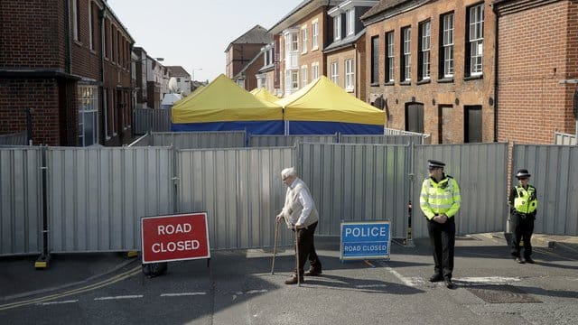 Die Polizei hatte sechs Areale in Amesbury und im 13 Kilometer entfernten Salisbury abgesperrt, in denen sich das vergiftete Paar kurz vor den ersten Symptomen aufhielt. Die Polizei hatte sechs Areale in Amesbury und im 13 Kilometer entfernten Salisbury abgesperrt, in denen sich das vergiftete Paar kurz vor den ersten Symptomen aufhielt.