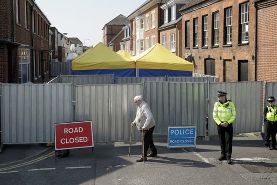 Die Polizei hatte sechs Areale in Amesbury und im 13 Kilometer entfernten Salisbury abgesperrt, in denen sich das vergiftete Paar kurz vor den ersten Symptomen aufhielt.