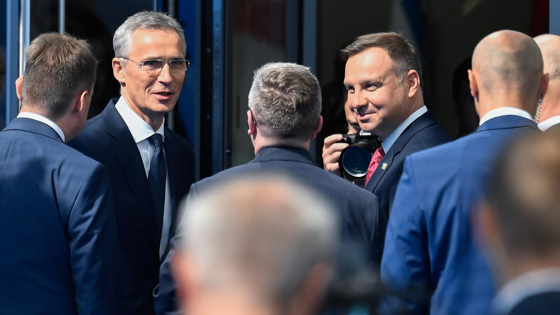 Nato-Chef Jens Stoltenberg mit Vertretern der Mitgliedsstaaten: Die USA kritisieren den geringen Beitrag der übrigen Staaten.