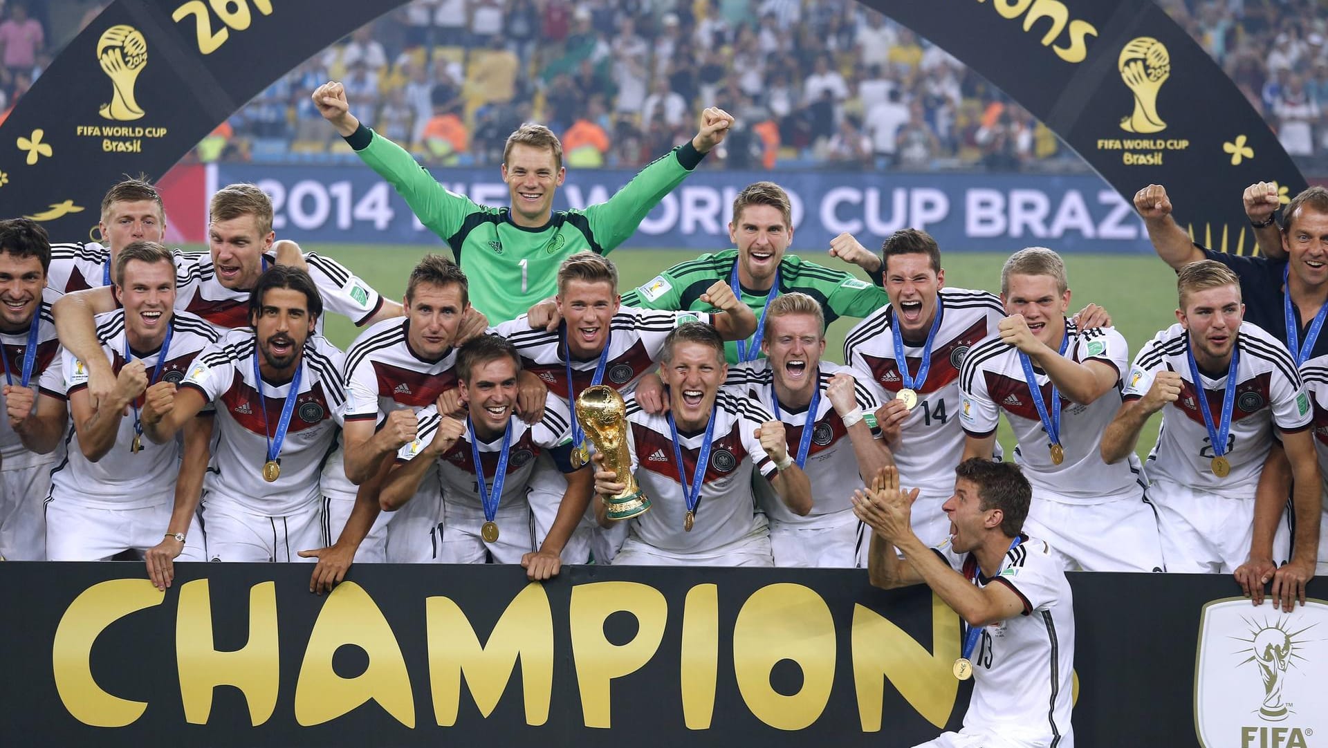 Deutschland holt sich 2014 in Brasilien den vierten Stern: Mario Götze ist in Rio die Schlüsselfigur für den WM-Titel. In der 88. Minute wird er für Miroslav Klose eingewechselt und schießt in der 113. Minute nach Flanke von André Schürrle das 1:0.