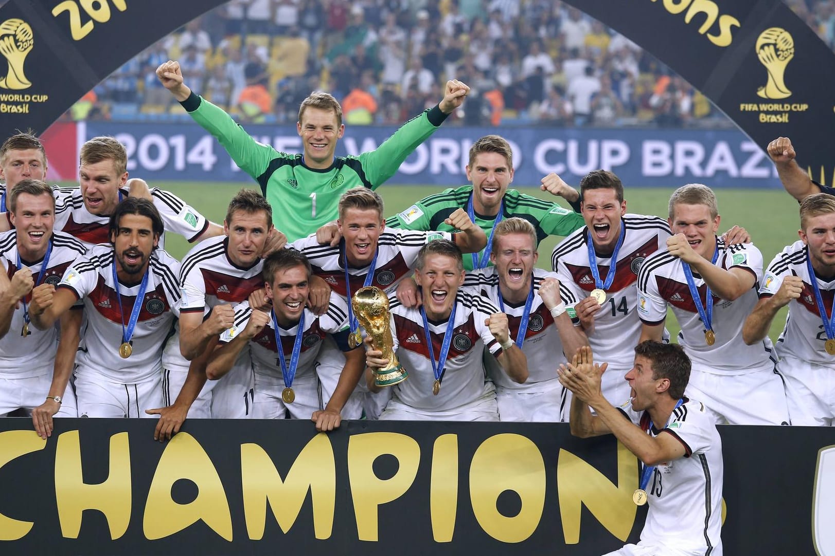 Deutschland holt sich 2014 in Brasilien den vierten Stern: Mario Götze ist in Rio die Schlüsselfigur für den WM-Titel. In der 88. Minute wird er für Miroslav Klose eingewechselt und schießt in der 113. Minute nach Flanke von André Schürrle das 1:0.