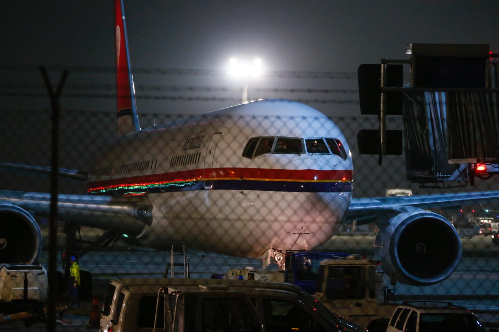 Ein Abschiebeflugzeug vor dem Start nach Kabul (Archivbild): Der 23-Jährige Mann, der sich in Kabul offenbar das Leben genommen hat, lebte in Hamburg.