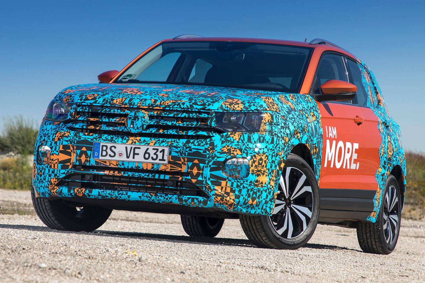 Ähnlichkeiten zum Touareg: Der große Kühlergrill, die markanten LED-Leuchten und die hohe Motorhaube erinnern an das große VW-SUV.