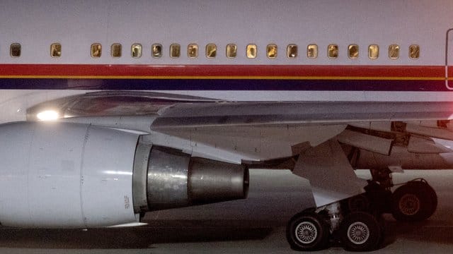 Ein mit abgelehnten Asylsuchenden besetztes Flugzeug auf dem Flughafen München. Ein mit abgelehnten Asylsuchenden besetztes Flugzeug auf dem Flughafen München.