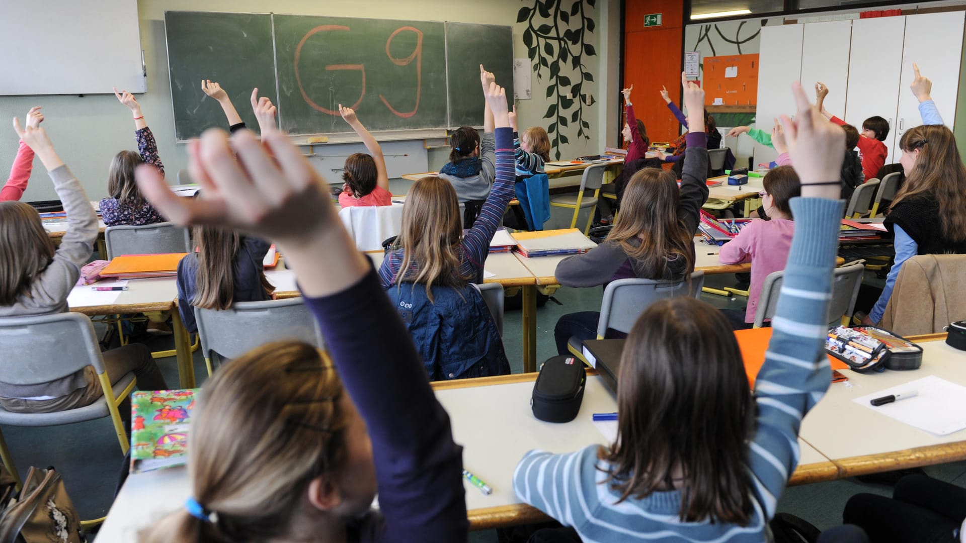 Schüler in einem Unterrichtsraum: NRW will sich weitestgehend vom sogenannten Turbo-Abitur verabschieden. Schüler in einem Unterrichtsraum: NRW will sich weitestgehend vom sogenannten Turbo-Abitur verabschieden.