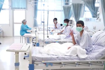 Drei der Jungen im Krankenhaus von Chiang Rai: Noch eine Woche lang sollen die Fußballer nach ihrer Rettung aus der Höhle im Krankenhaus unter Beobachtung stehen.