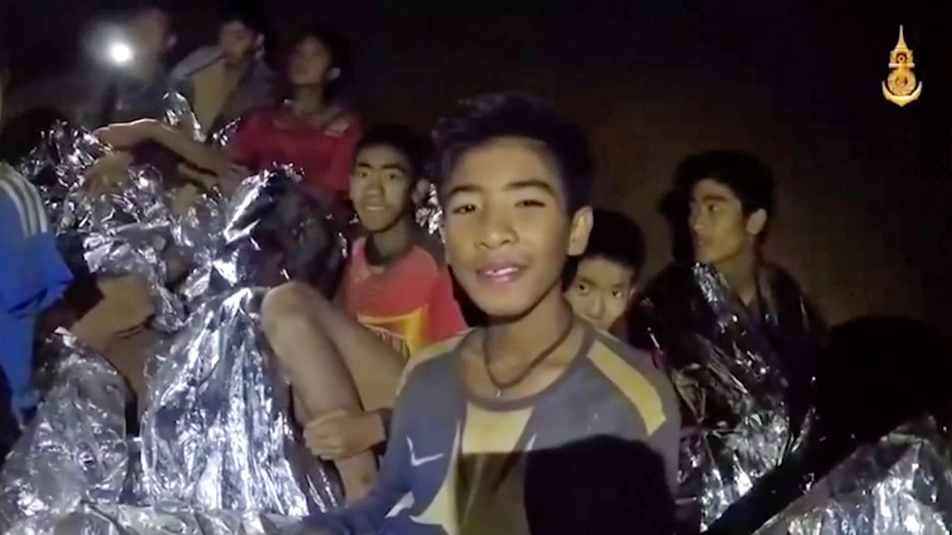 Über zwei Wochen harrten die zwölf Jungen und ihr Trainer harren in einer überfluteten Höhle in Thailand aus.