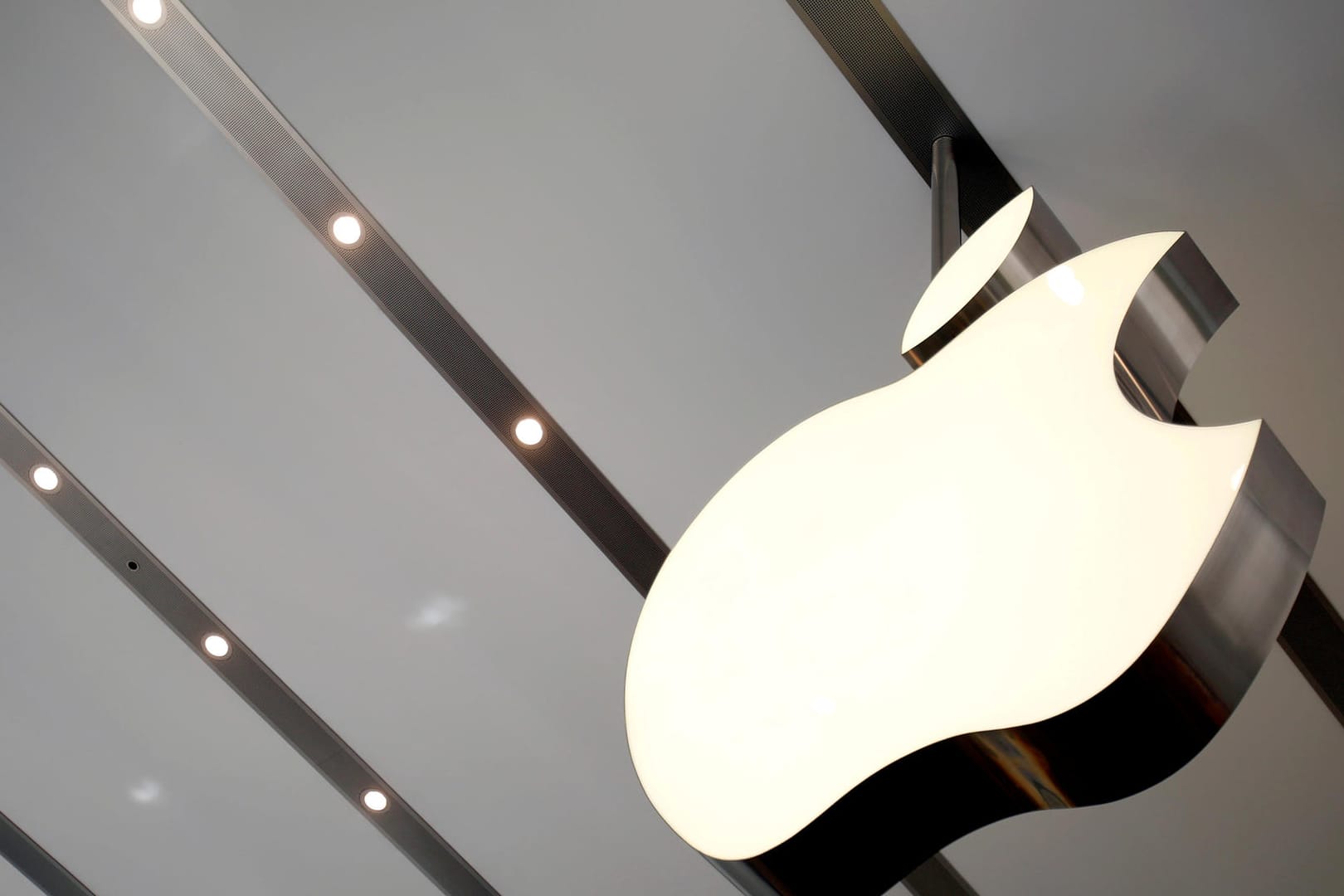 Apple-Logo: Ein Mitarbeiter soll Betriebsgeheimnisse gestohlen haben.
