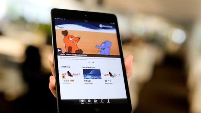 Viele Fernsehzuschauer nutzen inzwischen die Angebote der Online-Mediatheken, TV-Apps und Streaming-Dienste, wie eine Umfrage der Branchengesellschaft gfu ergab. Viele Fernsehzuschauer nutzen inzwischen die Angebote der Online-Mediatheken, TV-Apps und Streaming-Dienste, wie eine Umfrage der Branchengesellschaft gfu ergab.