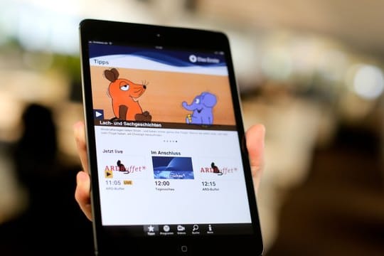 Viele Fernsehzuschauer nutzen inzwischen die Angebote der Online-Mediatheken, TV-Apps und Streaming-Dienste, wie eine Umfrage der Branchengesellschaft gfu ergab.