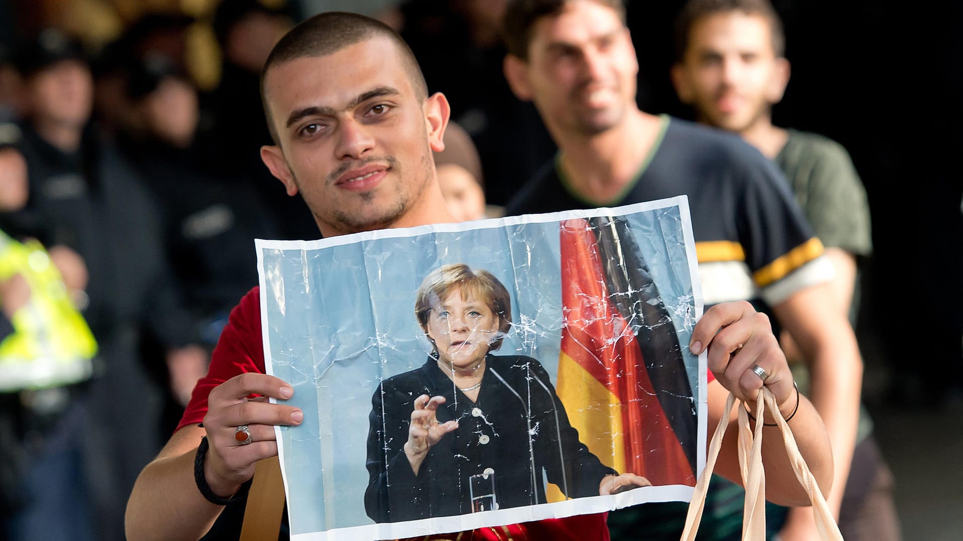 Ein Flüchtling am Münchner Hauptbahnhof im September 2015: Von Bayern aus wurden Flüchtlinge übers Land verteilt. Das Ziel kann über die Chancen auf Schutz mitentscheiden.