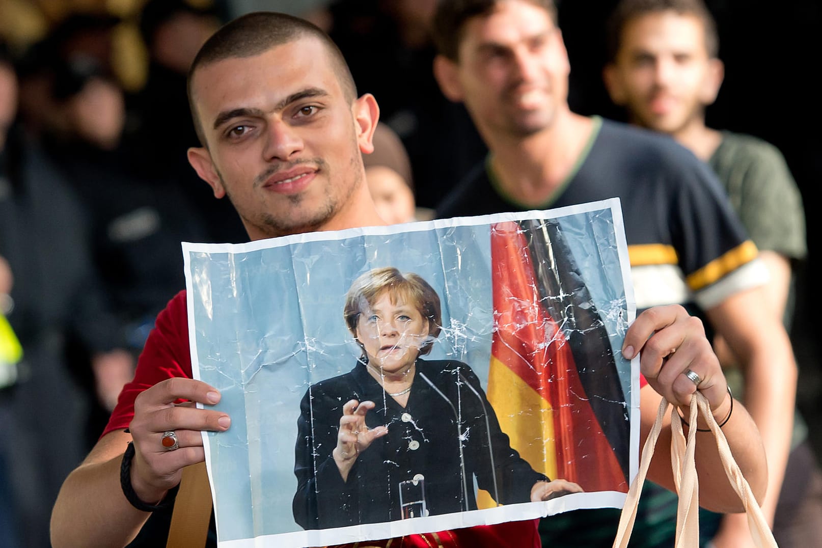 Ein Flüchtling am Münchner Hauptbahnhof im September 2015: Von Bayern aus wurden Flüchtlinge übers Land verteilt. Das Ziel kann über die Chancen auf Schutz mitentscheiden.