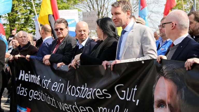 Führende AfDler bei einer 1.-Mai-Demonstration in Erfurt: Die Partei liefert den Soundtrack zur Gewalt im Untergrund.