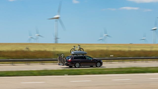 Um auf der Urlaubsreise die Spritkosten zu senken, sollten Autofahrer die meiste Zeit nicht schneller als 130 km/h fahren. Um auf der Urlaubsreise die Spritkosten zu senken, sollten Autofahrer die meiste Zeit nicht schneller als 130 km/h fahren.