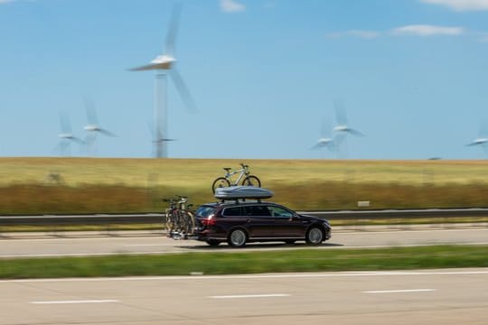 Um auf der Urlaubsreise die Spritkosten zu senken, sollten Autofahrer die meiste Zeit nicht schneller als 130 km/h fahren.