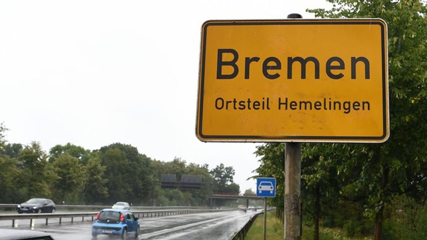 Die Polizei hat die Eltern von drei kleinen Kindern tot in ihrer Bremer Wohnung im Stadtteil Hemelingen gefunden.