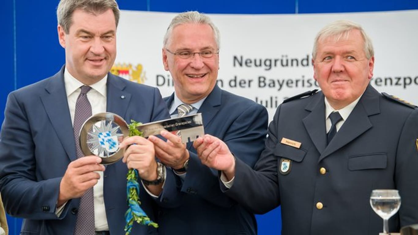 Bayerns Ministerpräsident Markus Söder mit seinem Innenminister Joachim Herrmann und Alois Mannichl, dem Leiter der bayerischen Grenzpolizei beim Festakts anlässlich der Neugründung der Direktion der Bayerischen Grenzpolizei.