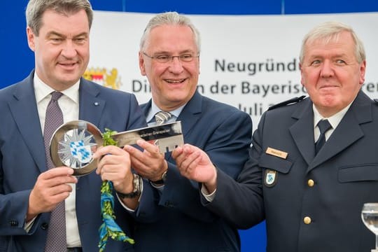 Bayerns Ministerpräsident Markus Söder mit seinem Innenminister Joachim Herrmann und Alois Mannichl, dem Leiter der bayerischen Grenzpolizei beim Festakts anlässlich der Neugründung der Direktion der Bayerischen Grenzpolizei.