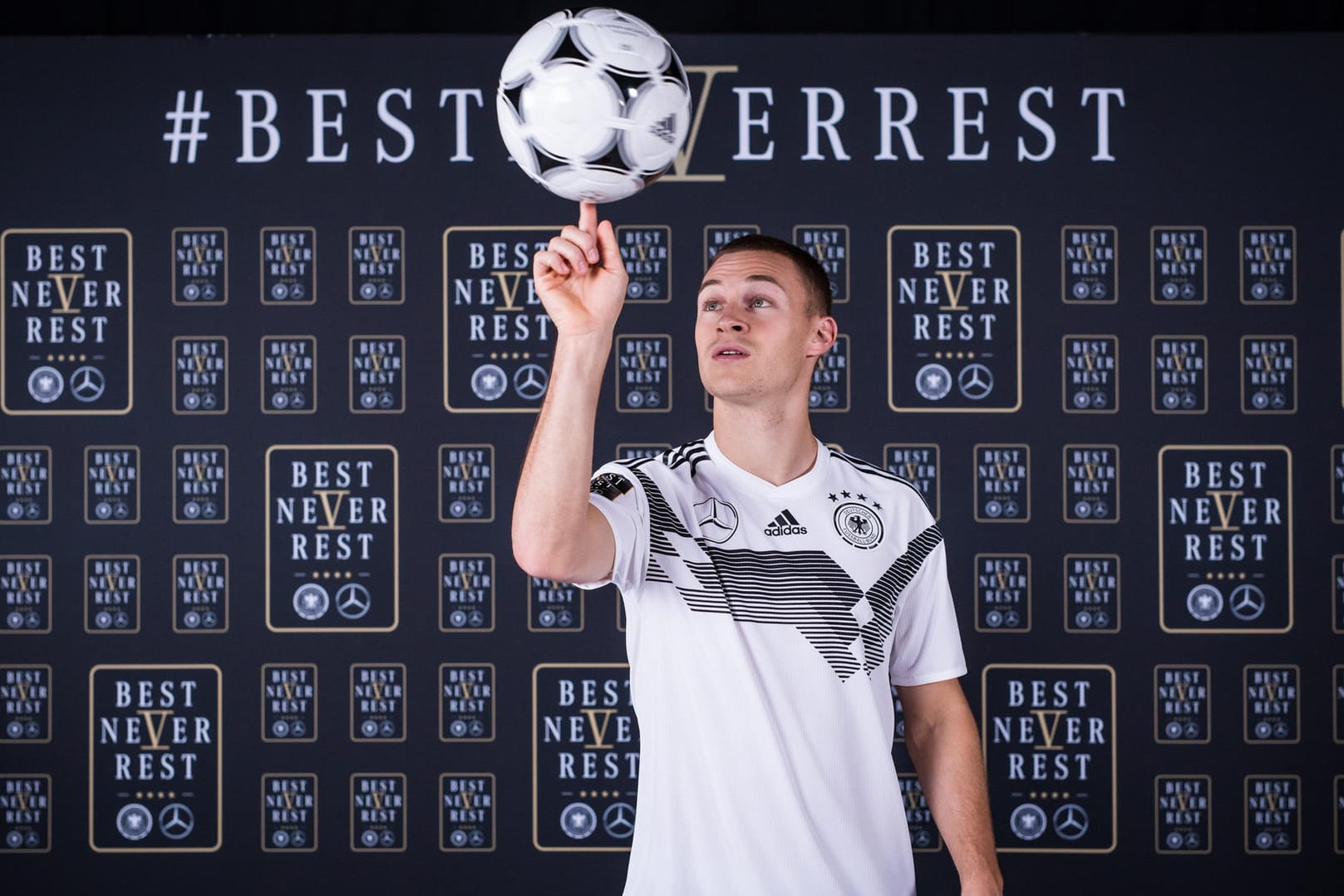 Joshua Kimmich beim DFB-Marketingtag mit Mercedes-Benz: Der Münchener war mit seinem Mannschaftskollegen Jérôme Boateng auf einem Plakat des Generalsponsors zu sehen.