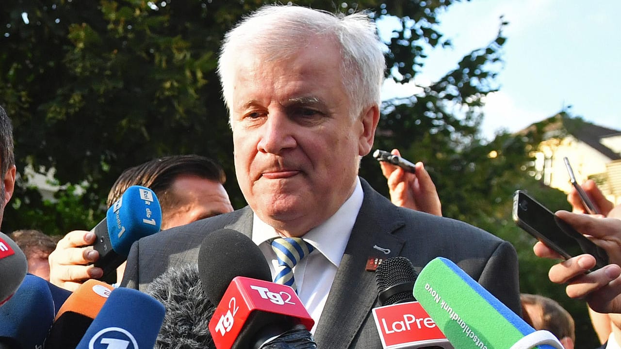 Horst Seehofer vor dem EU-Innenministertreffen in Österreich: Nach dem Suizid eines abgeschobenen Afghanen zeigt sich Bundesinnenminister Seehofer betroffen. Horst Seehofer vor dem EU-Innenministertreffen in Österreich: Nach dem Suizid eines abgeschobenen Afghanen zeigt sich Bundesinnenminister Seehofer betroffen.