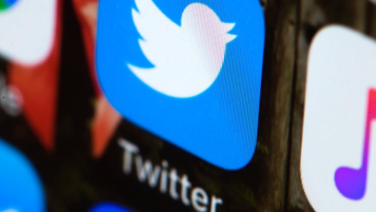Die Twitter-App ist auf dem Bildschirm eines Smartphones zu sehen. Viele Twitter-Nutzer könnten in den kommenden Tagen plötzlich Follower verlieren.