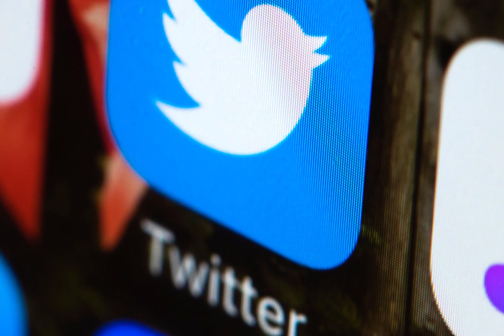 Die Twitter-App ist auf dem Bildschirm eines Smartphones zu sehen. Viele Twitter-Nutzer könnten in den kommenden Tagen plötzlich Follower verlieren.
