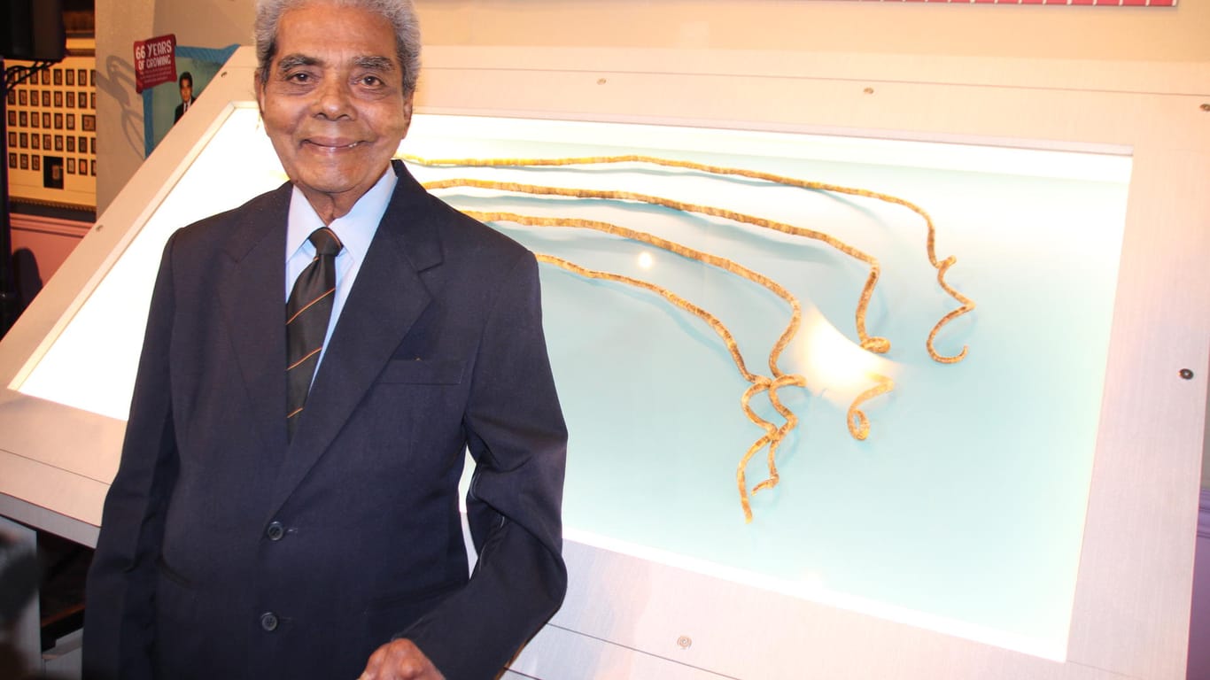 Shridhar Chillal steht in einem Kuriositätenmuseum am Times Square vor einer Vitrine: Der 82-jährige Inder präsentierte die fünf Fingernägel, die 66 Jahre lang an seiner linken Hand auf je knapp 200 Zentimeter angewachsen waren.