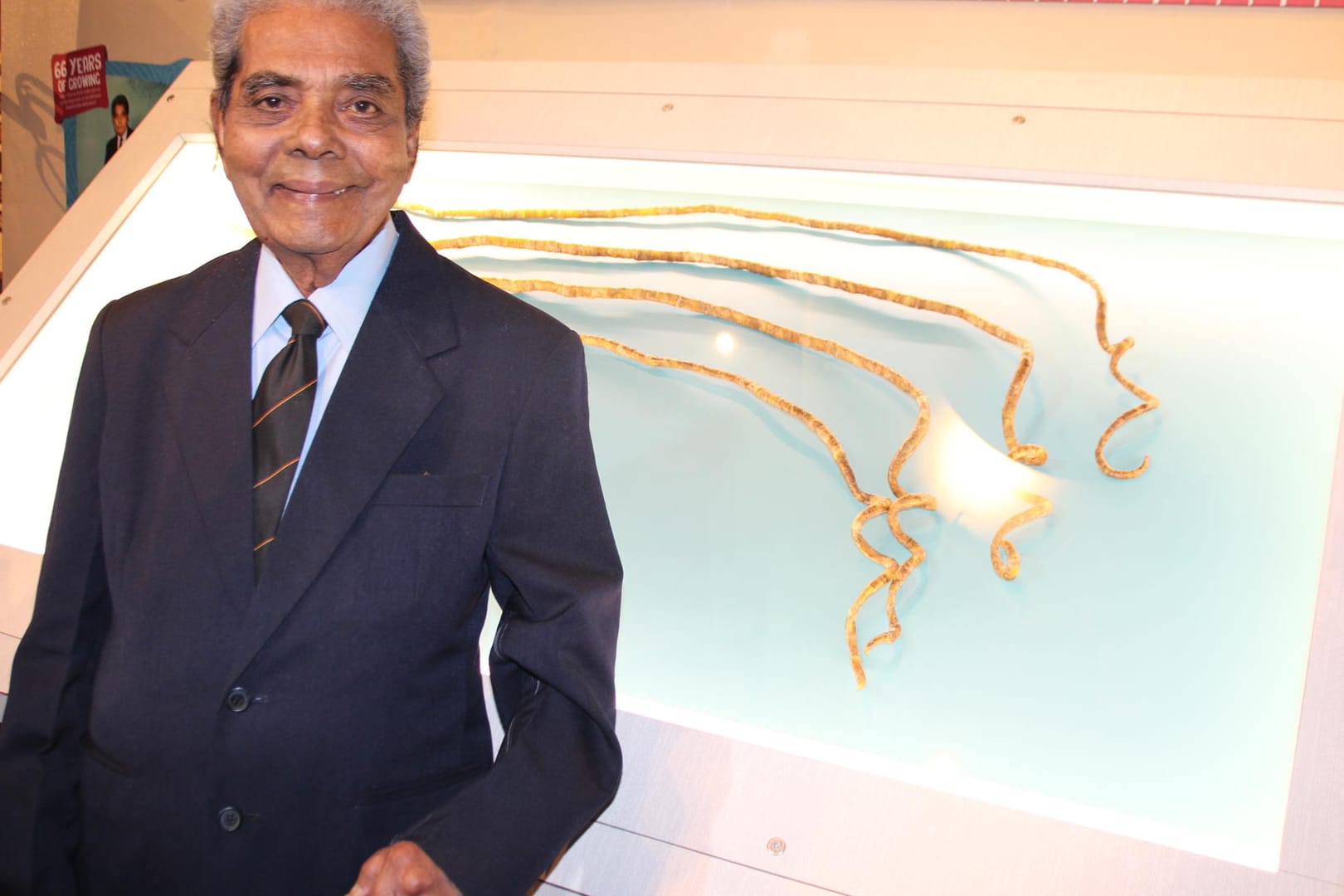 Shridhar Chillal steht in einem Kuriositätenmuseum am Times Square vor einer Vitrine: Der 82-jährige Inder präsentierte die fünf Fingernägel, die 66 Jahre lang an seiner linken Hand auf je knapp 200 Zentimeter angewachsen waren.