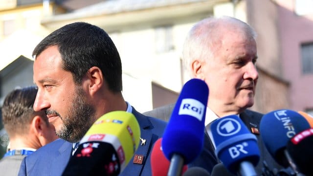 Italiens Innenminister Matteo Salvini und sein deutscher Amtskollege Horst Seehofer sprechen in Innsbruck zu Journalisten. Italiens Innenminister Matteo Salvini und sein deutscher Amtskollege Horst Seehofer sprechen in Innsbruck zu Journalisten.