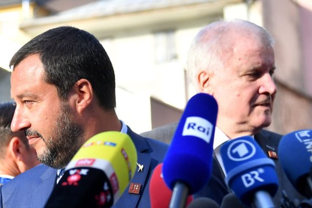 Italiens Innenminister Matteo Salvini und sein deutscher Amtskollege Horst Seehofer sprechen in Innsbruck zu Journalisten.