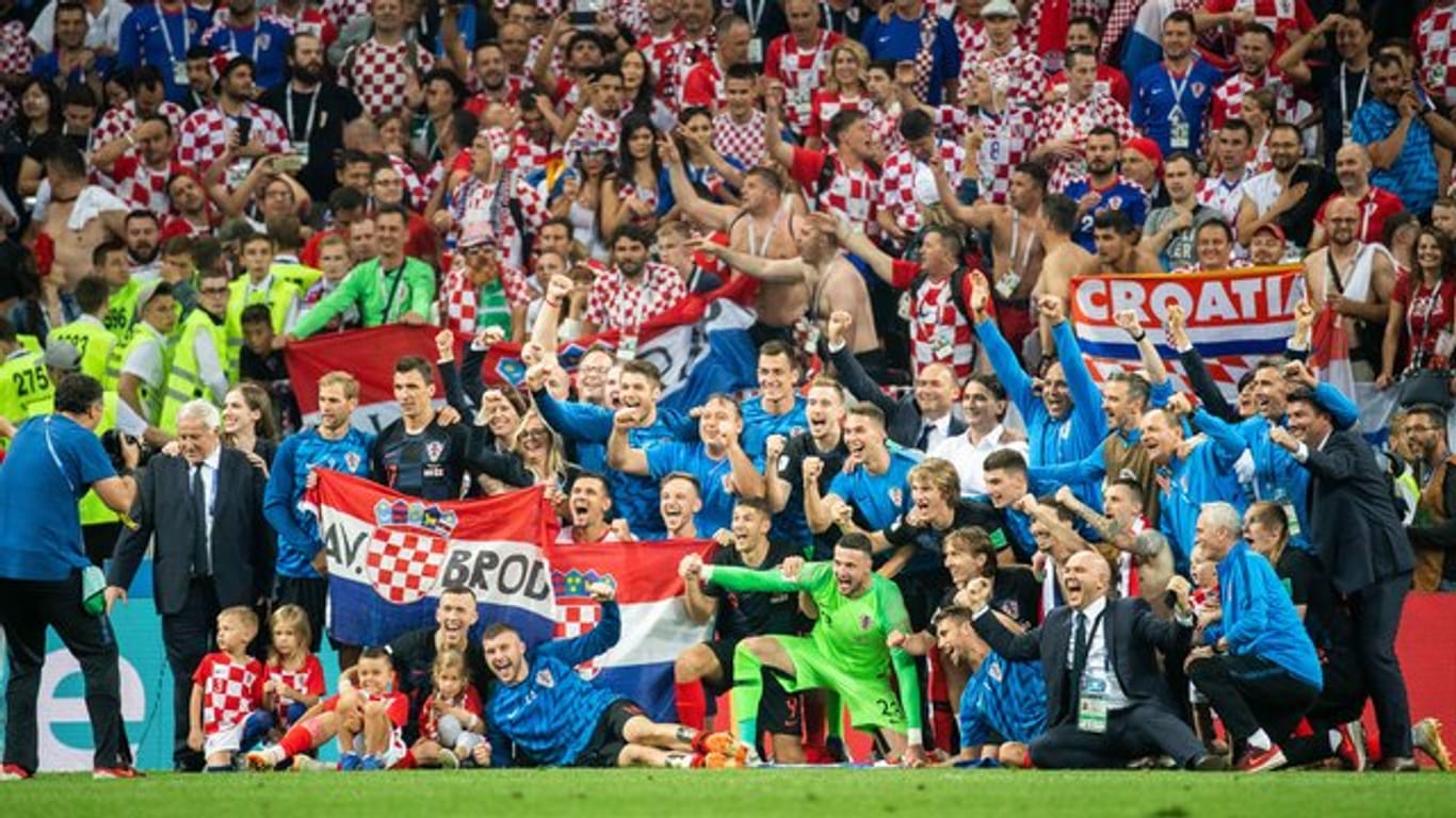 Die Spieler der kroatischen Mannschaft feiern nach dem Sieg über England vor ihren Fans den Einzug ins WM-Finale.