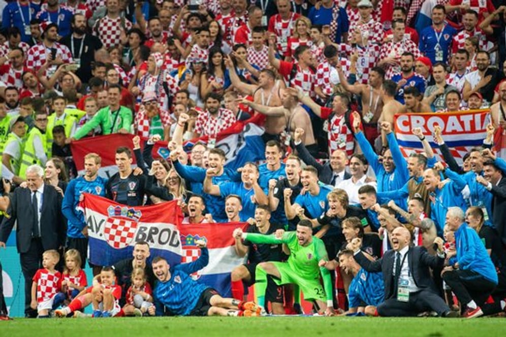 Die Spieler der kroatischen Mannschaft feiern nach dem Sieg über England vor ihren Fans den Einzug ins WM-Finale.