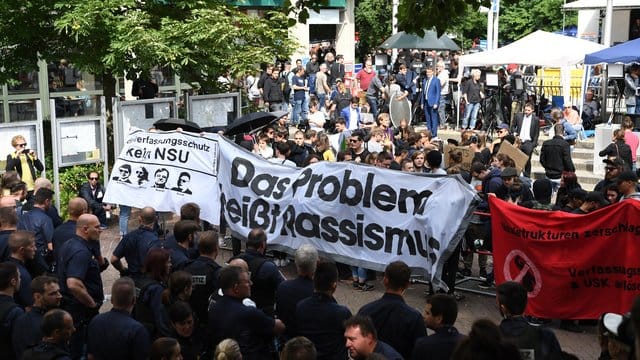 Linke Gruppen protestieren vor dem Oberlandesgericht in München. Linke Gruppen protestieren vor dem Oberlandesgericht in München.