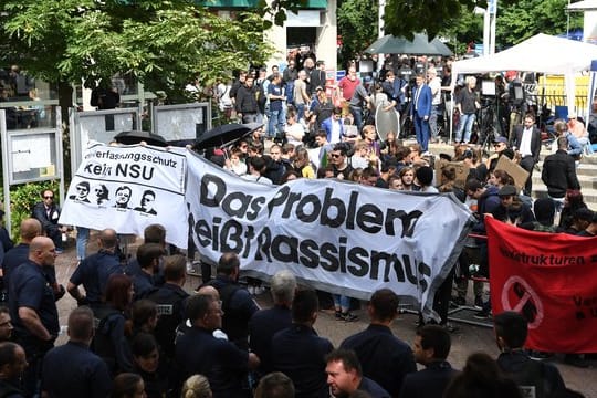 Linke Gruppen protestieren vor dem Oberlandesgericht in München.