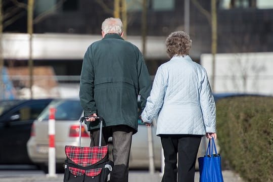 Laut einem Medienbericht liegt fast jede zweite Altersrente in Deutschland unter 800 Euro im Monat. Laut einem Medienbericht liegt fast jede zweite Altersrente in Deutschland unter 800 Euro im Monat.