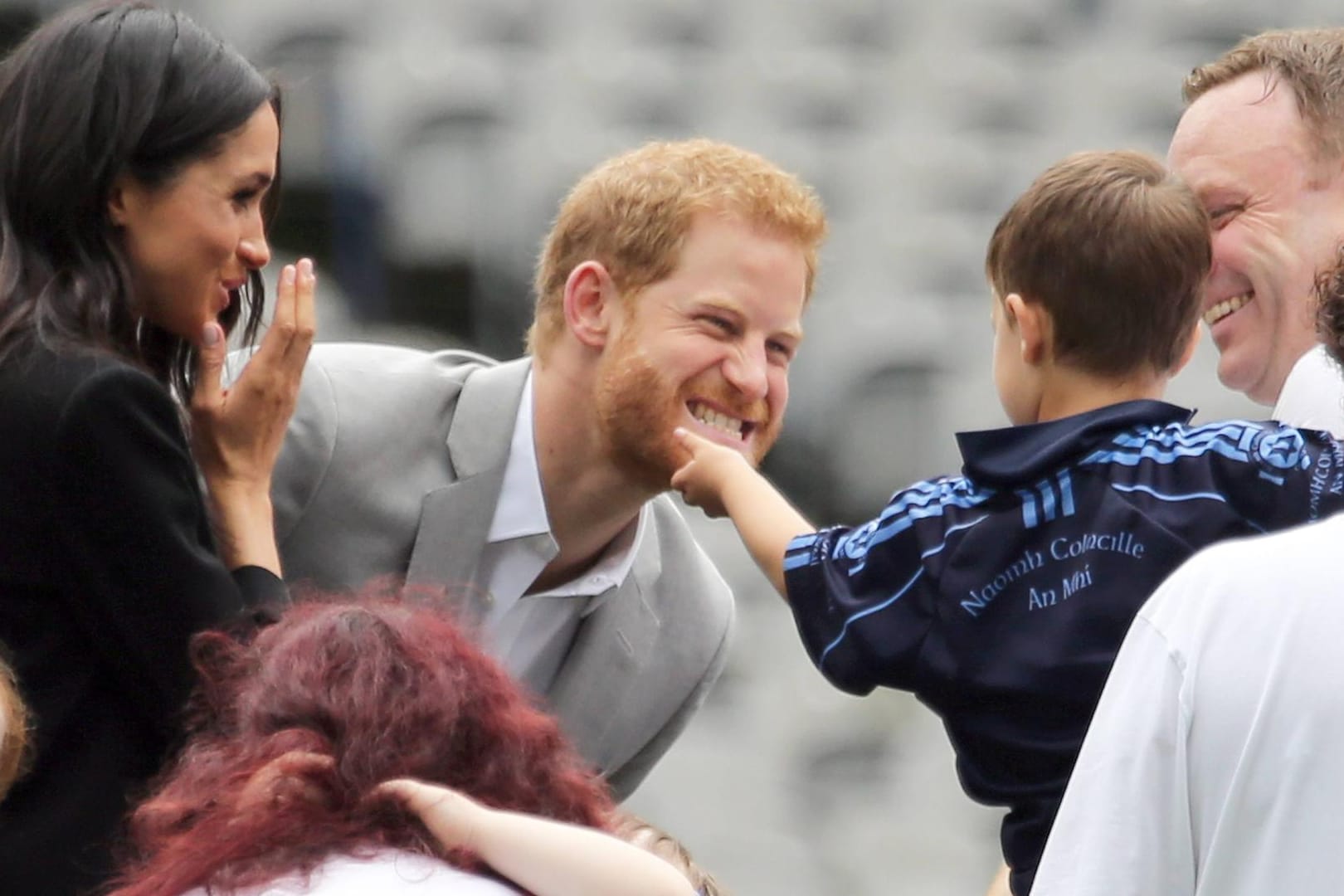 Gut gelaunt und nahbar: Herzogin Meghan und Prinz Harry hatten Spaß in Irland.