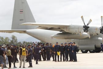 Nach der geglückten Rettungsmission machen Taucher der thailändischen Marine und Militärs in Chiang Rai ein Gruppenfoto.