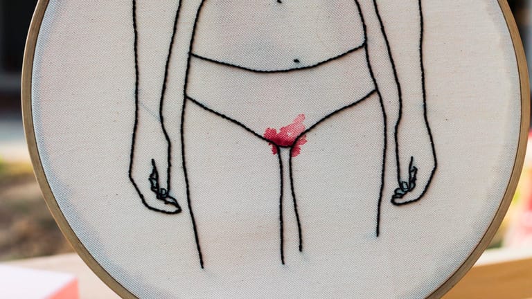 Menstruation: Frauen können in ihrem Leben mehr als 400 Mal ihre Periode bekommen – und zahlen für Produkte insgesamt locker 2.000 Euro.