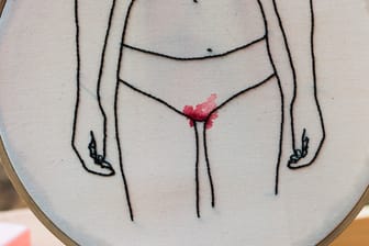 Menstruation: Frauen können in ihrem Leben mehr als 400 Mal ihre Periode bekommen – und zahlen für Produkte insgesamt locker 2.000 Euro.