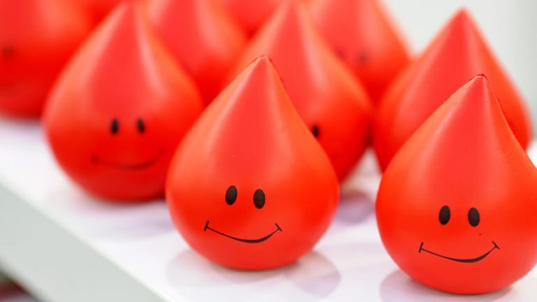 Blutstropfen aus Kunststoff: Die monatliche Blutung sollte als etwas Positives zelebriert werden.