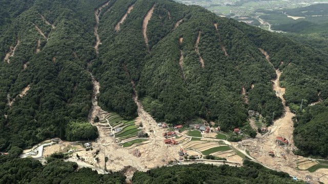 Nach heftigen Regenfällen haben Schlammlawinen Teile der westjapanischen Stadt Kure unter sich begraben. Nach heftigen Regenfällen haben Schlammlawinen Teile der westjapanischen Stadt Kure unter sich begraben.