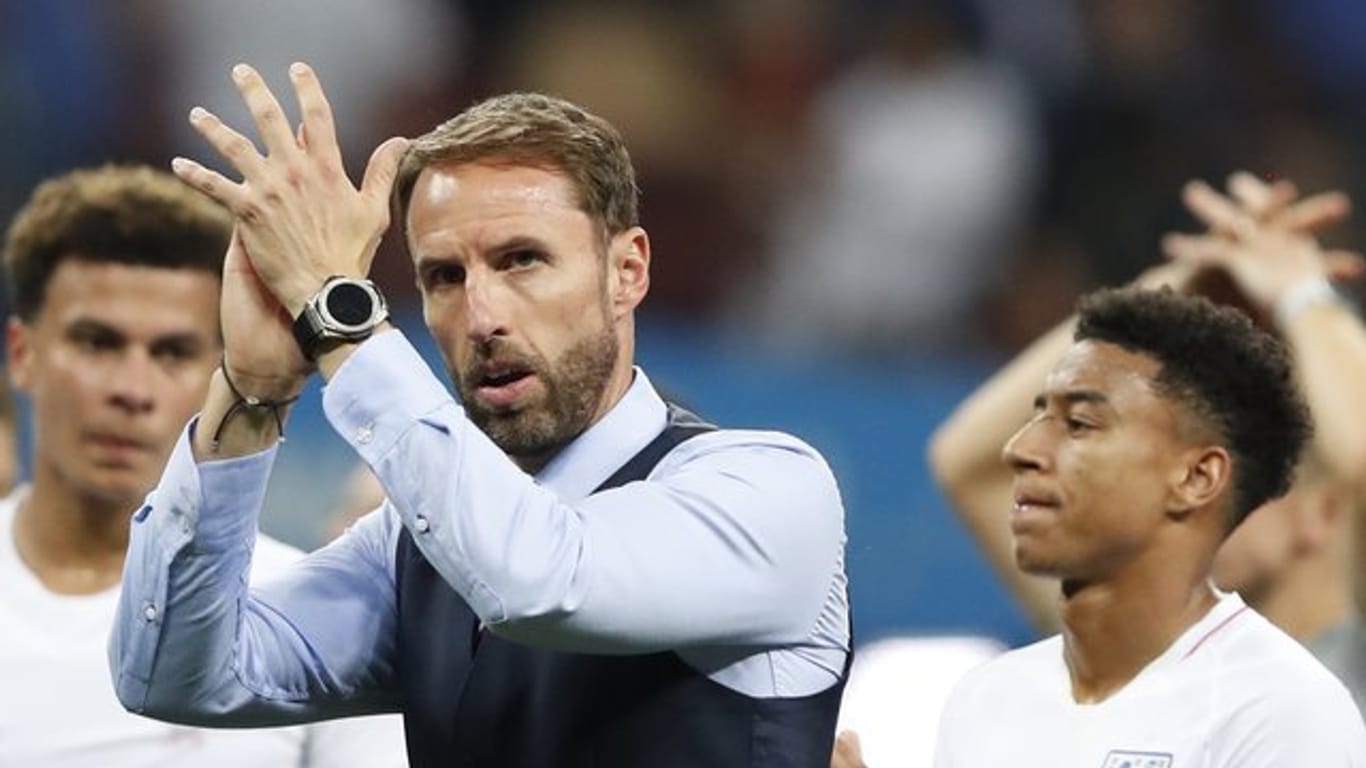 Trainer Gareth Southgate und die englischen Spieler verabschieden sich nach der Niederlage gegen Kroatien von den Fans.