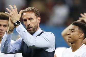 Trainer Gareth Southgate und die englischen Spieler verabschieden sich nach der Niederlage gegen Kroatien von den Fans.