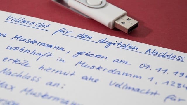 Handgeschrieben muss sie sein, die Vollmacht für den digitalen Nachlass - und kann etwa auf einen USB-Stick mit einem Passwortmanager verweisen. Handgeschrieben muss sie sein, die Vollmacht für den digitalen Nachlass - und kann etwa auf einen USB-Stick mit einem Passwortmanager verweisen.
