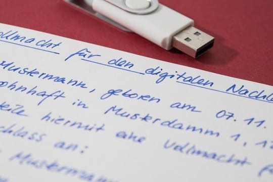 Handgeschrieben muss sie sein, die Vollmacht für den digitalen Nachlass - und kann etwa auf einen USB-Stick mit einem Passwortmanager verweisen.