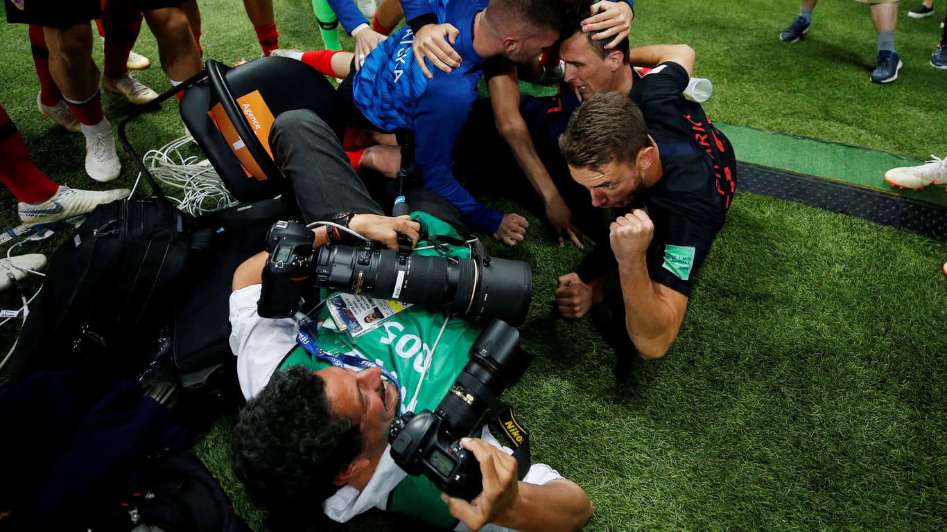 Der Fotograf Yuri Cortez (li.) am Boden: Er wurde nach Mandzukics Treffer zum 2:1 vom kroatischen Jubel umgehauen.