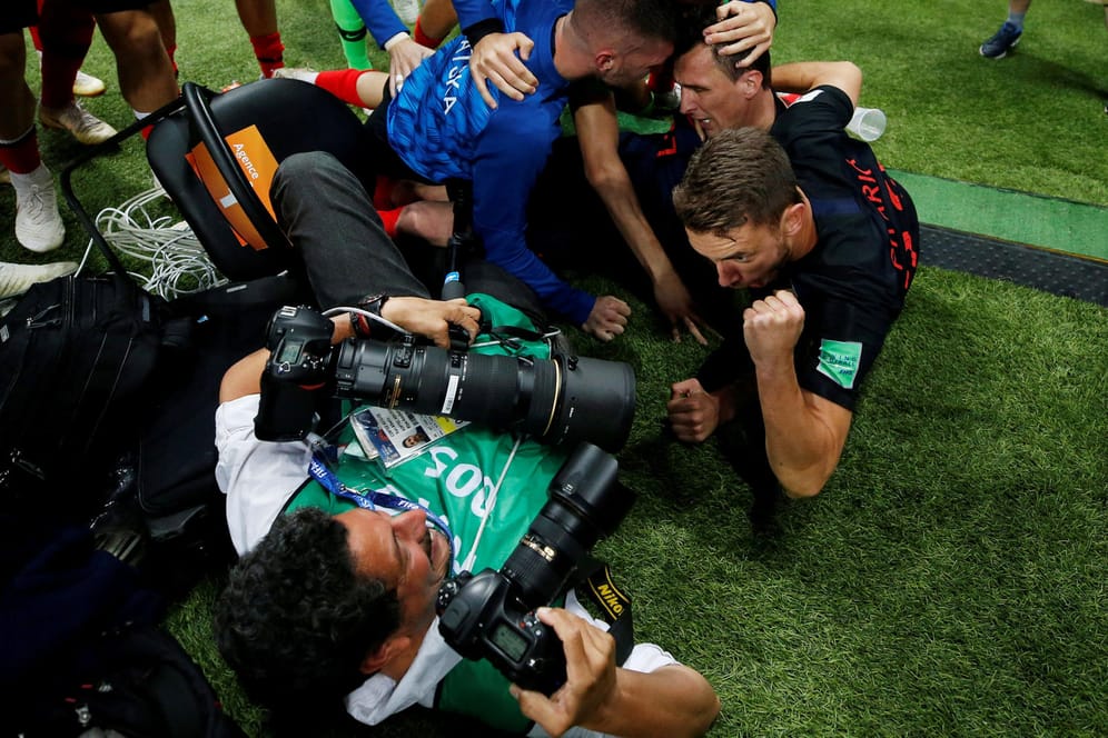 Der Fotograf Yuri Cortez (li.) am Boden: Er wurde nach Mandzukics Treffer zum 2:1 vom kroatischen Jubel umgehauen.