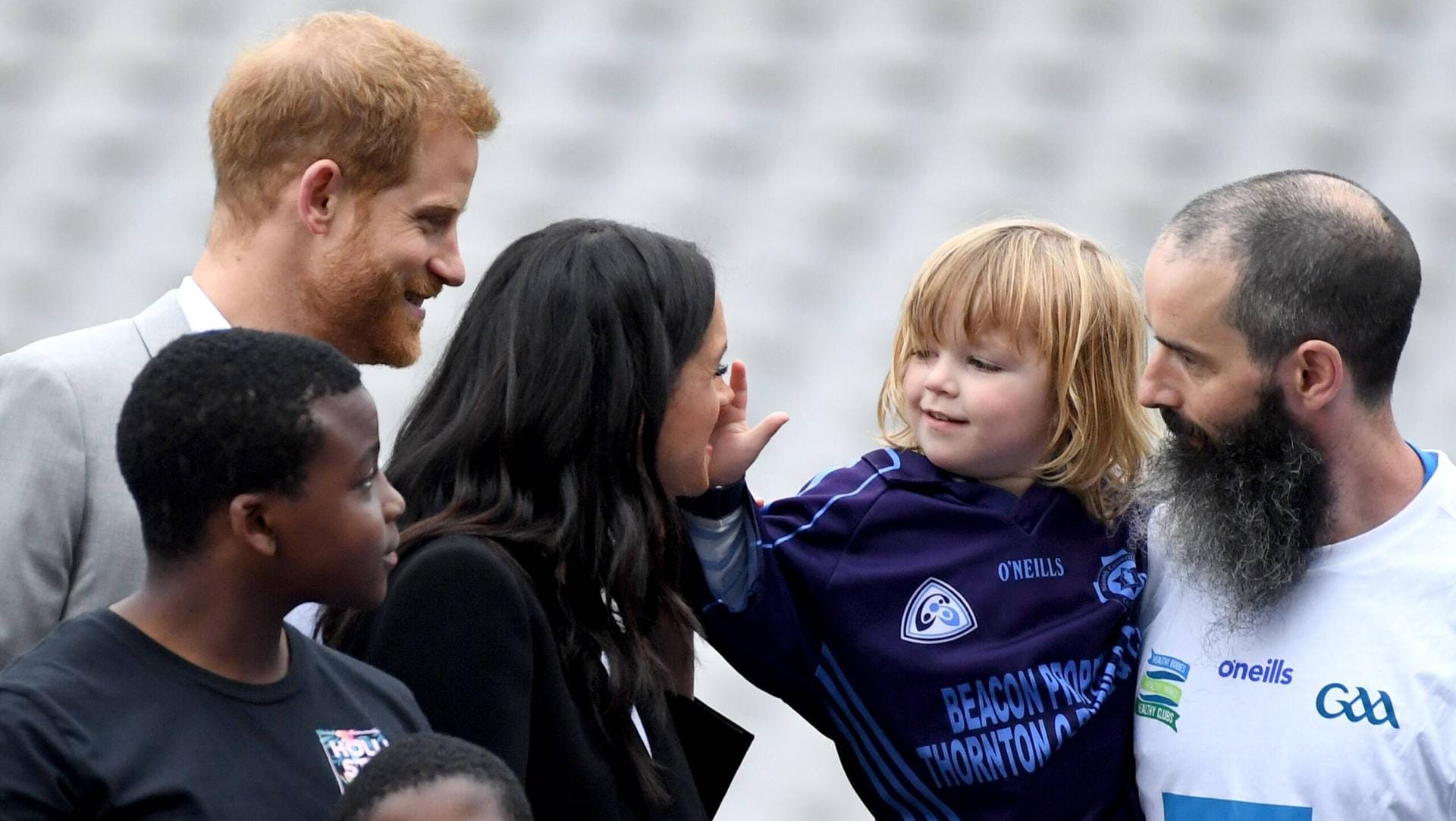 Einmal anfassen, bitte: Ein kleiner Fan durfte Herzogin Meghan ganz nahe kommen.